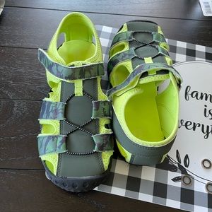 Boys sandals size 6